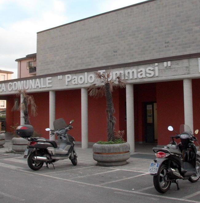 Residenti dell’Africa contro la Tommasi: «È una sala da ballo?»
