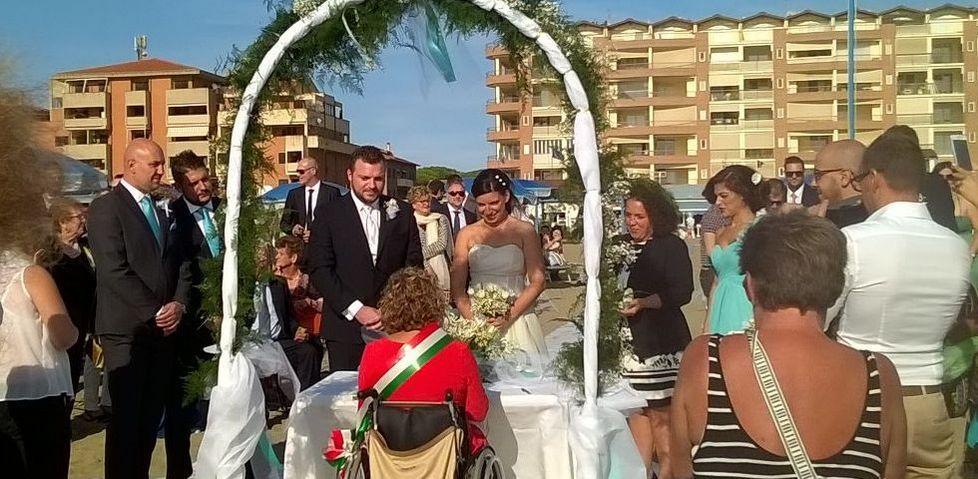  Nico e Valeria, il primo sì sulla spiaggia di Marina 