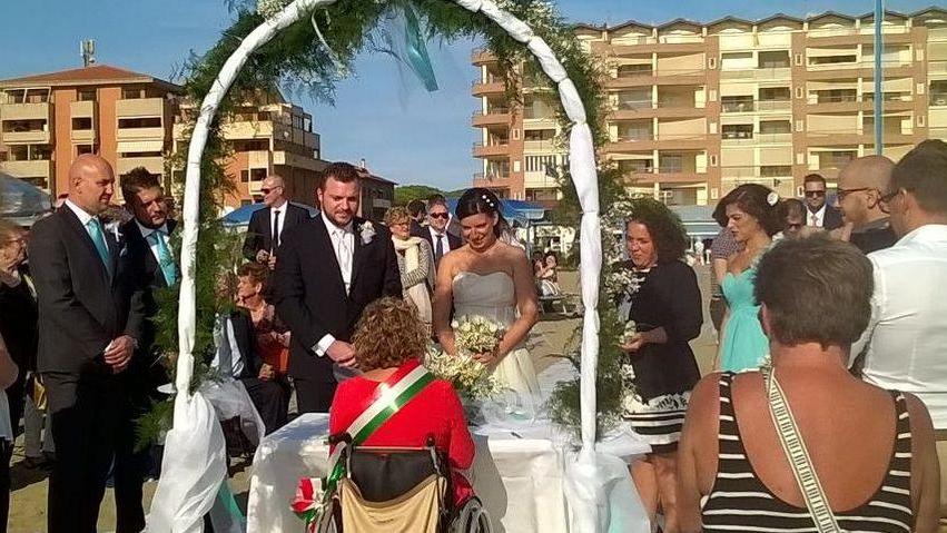 Nico e Valeria, il primo sì sulla spiaggia di Marina