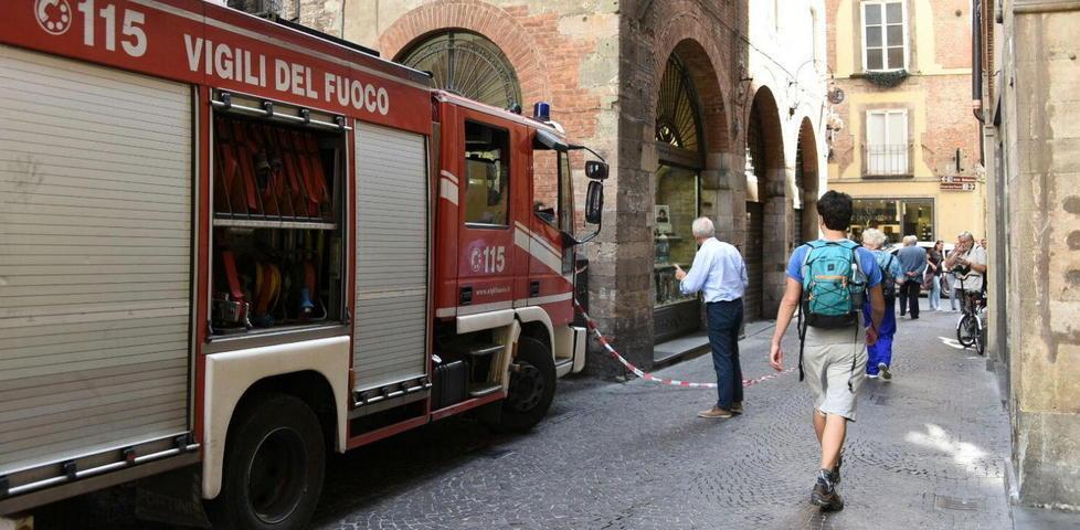Allarme in centro, cadono calcinacci 