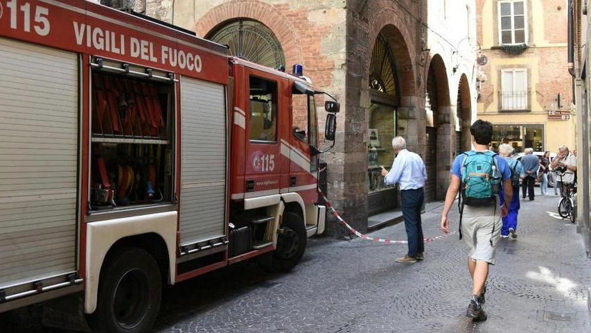 Allarme in centro, cadono calcinacci