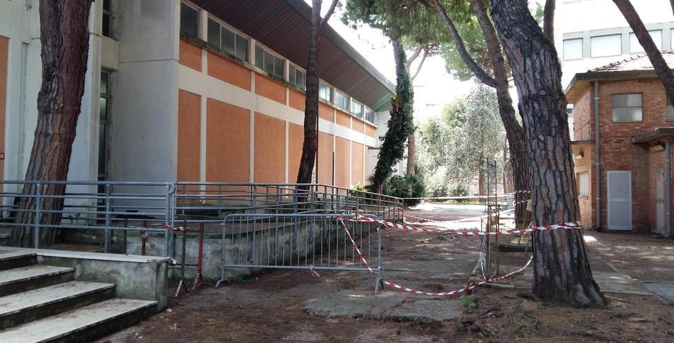 Viali sconnessi, impianti sportivi esterni ko, carenza di aule: ecco l'Iti oggi