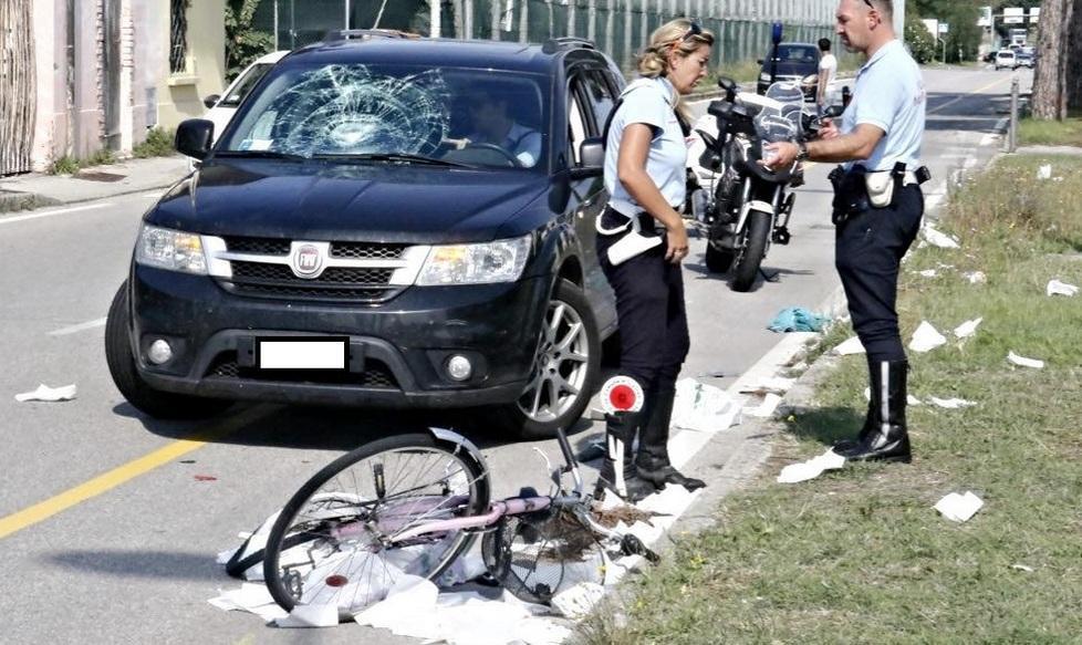 In bici travolto dall’auto «Attraversava l’Aurelia»