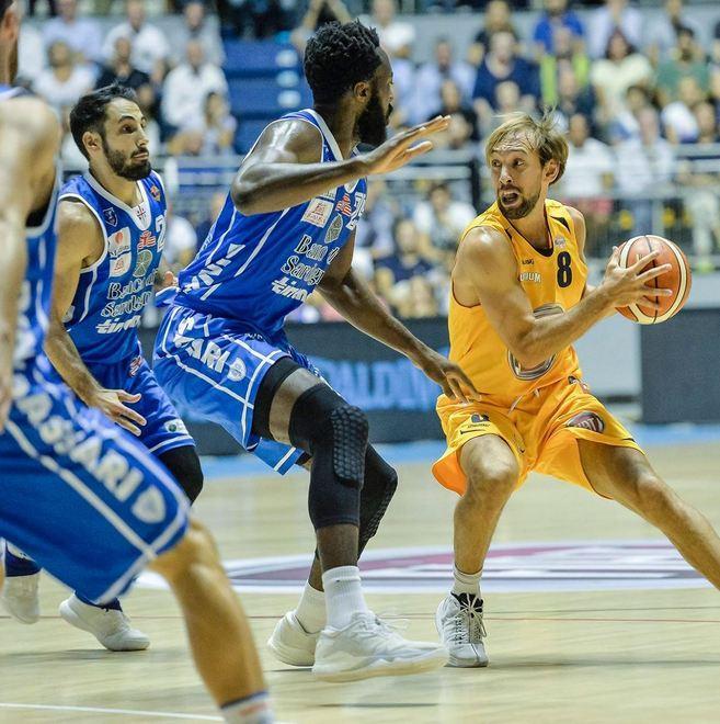 La Dinamo parte piano, poi si scatena 