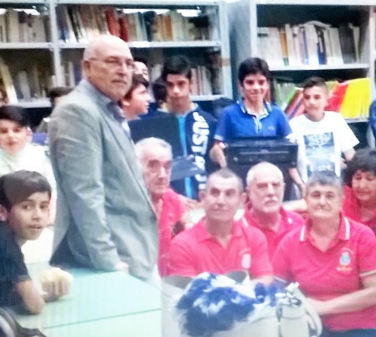 I vandali li distrussero, ora i pc arrivano in dono 