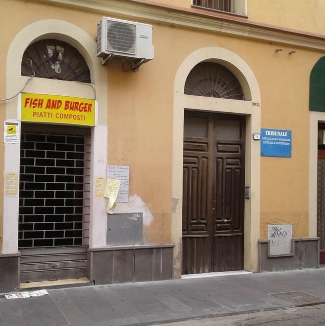 Merce in putrefazione, tanfo e bustoni sospetti 