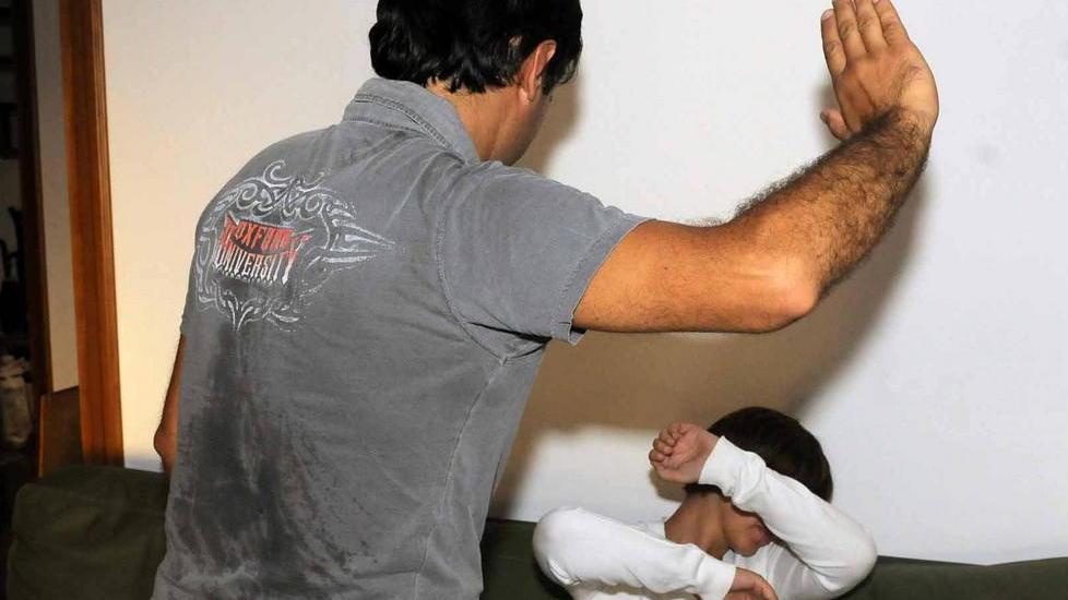 Stalker picchia la ex moglie davanti alla scuola: arrestato