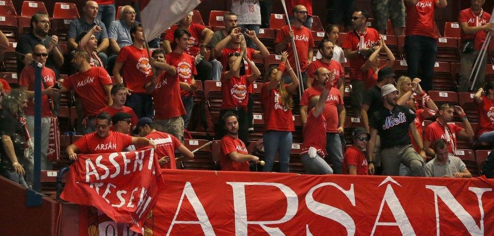 al mediolanum forum la carica dei cinquecento tifosi biancorossi