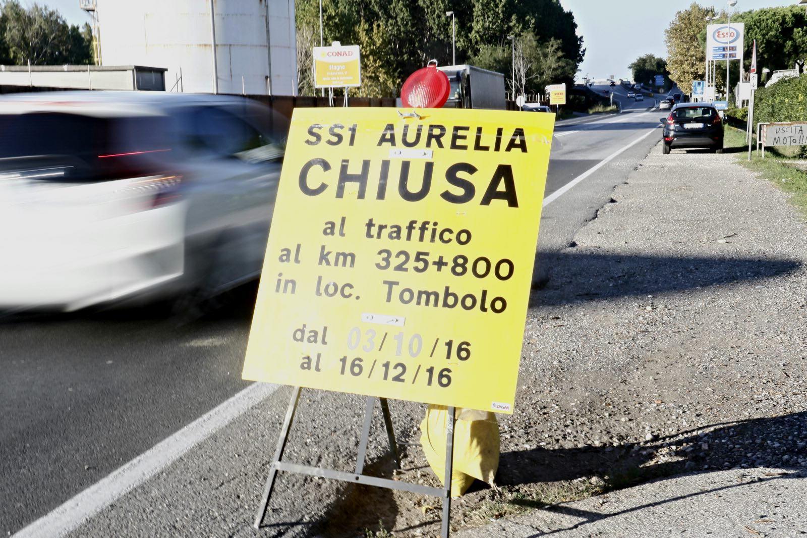 Il cartello che annuncia la chiusura dell'Aurelia 