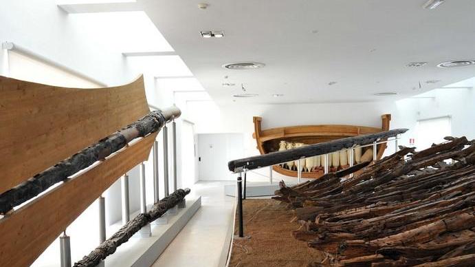 Le navi romane all'interno del museo 