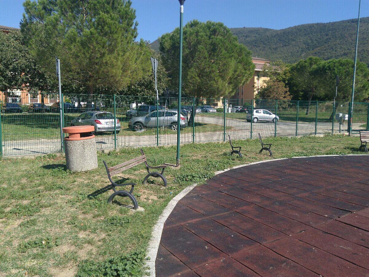 Panchine senza le sedute nei giardini di via Marradi
