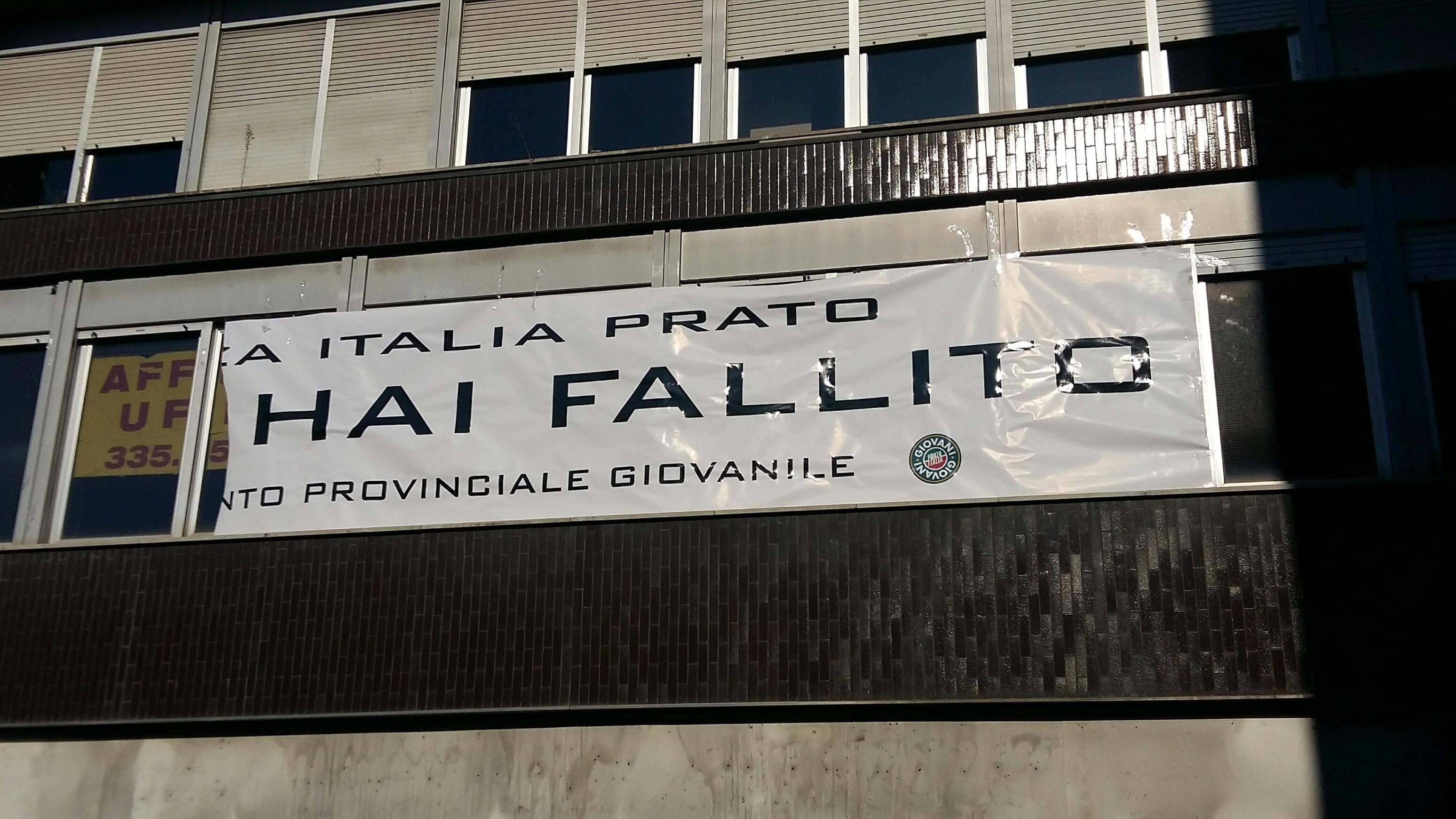 Lo striscione di Forza Italia "mutilato"