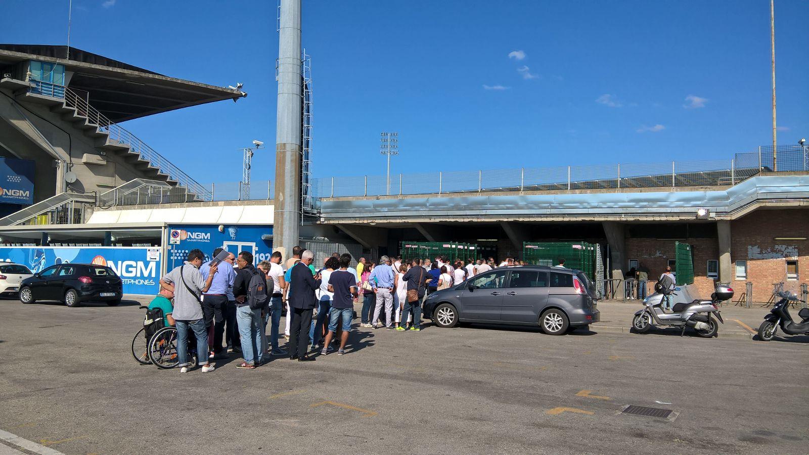 In fila per i biglietti ai botteghini del Castellani