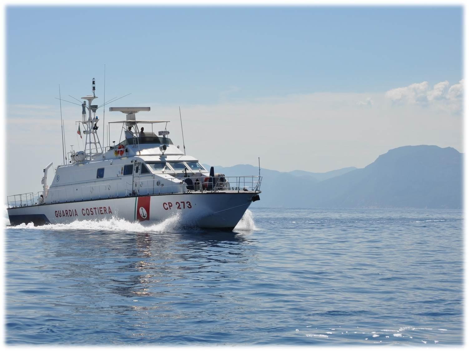 Porto Torres, 55enne cade in mare dal traghetto: ricerche in corso