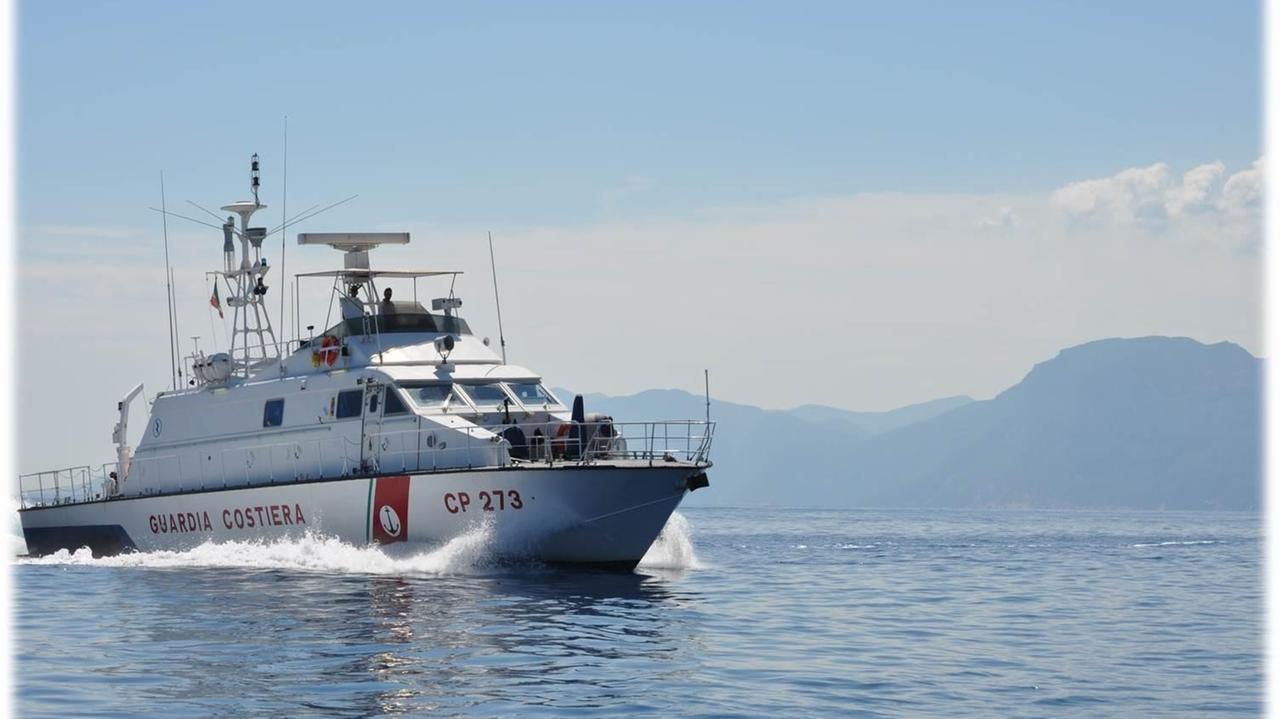Porto Torres, 55enne cade in mare dal traghetto: ricerche in corso