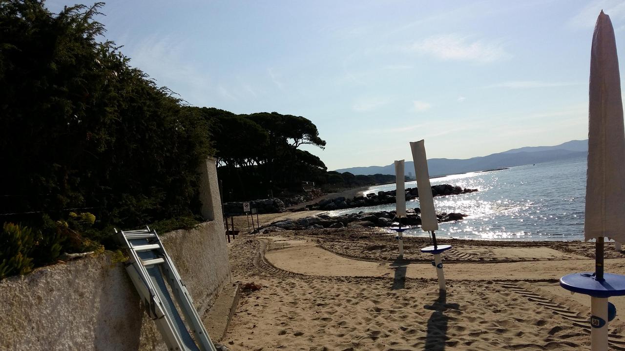Sul confine tra Piombino e Follonica la spiaggia di “Baia Etrusca”, in alto l’inghiaiamento a ridosso del muro
