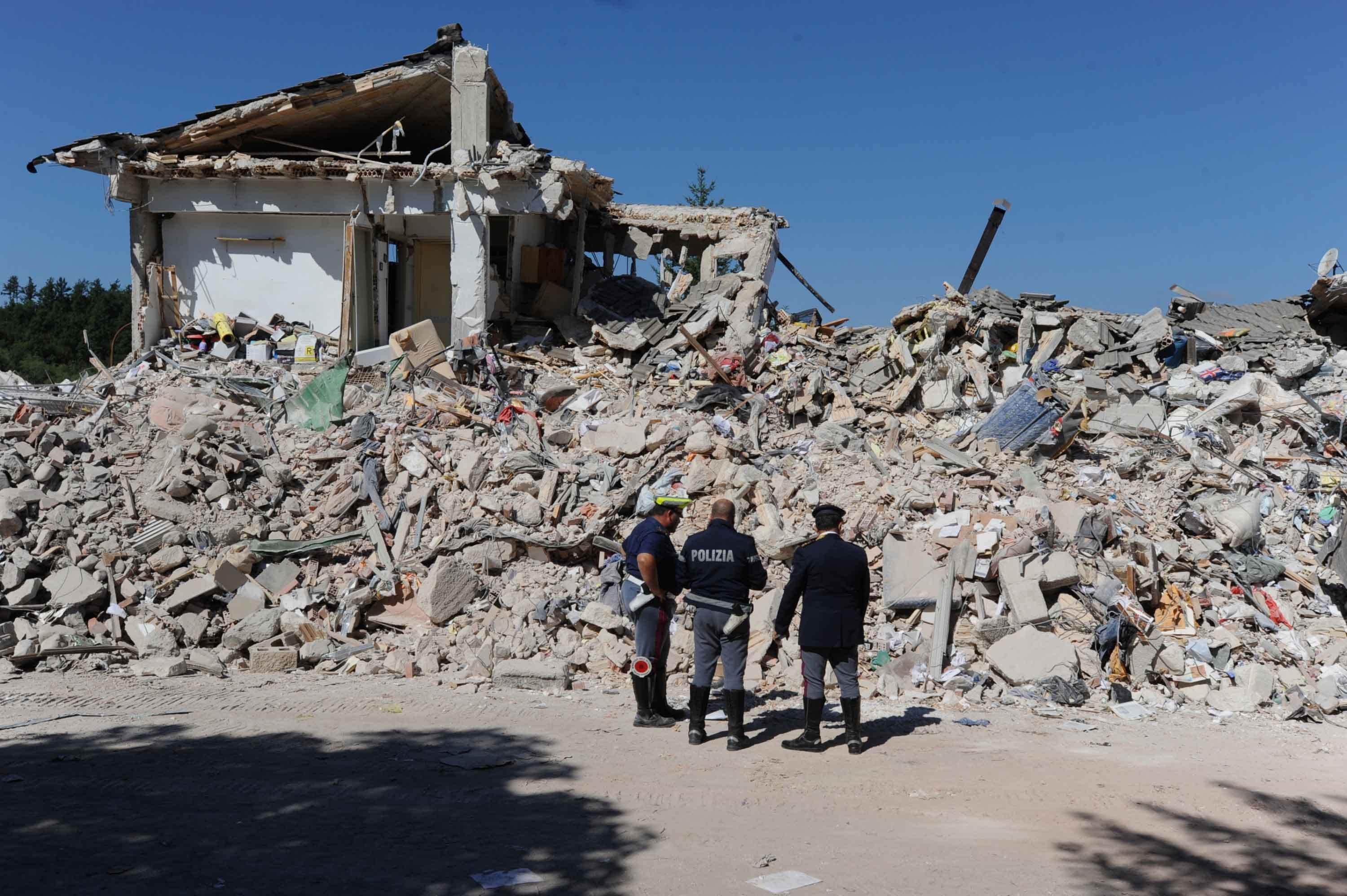 Un edificio crollato ad Amatrice (foto LaPresse/Piero Cruciatti)