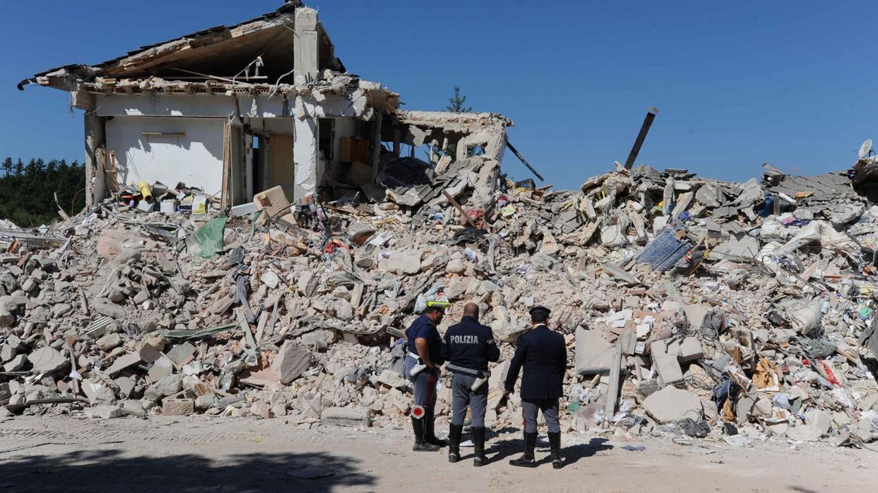 Un edificio crollato ad Amatrice (foto LaPresse/Piero Cruciatti)