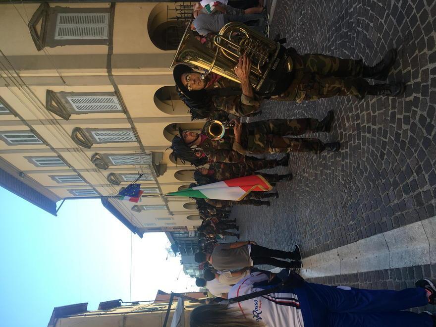Fanfare dei bersaglieri in ricordo di Baldini sfilano a Cascina 