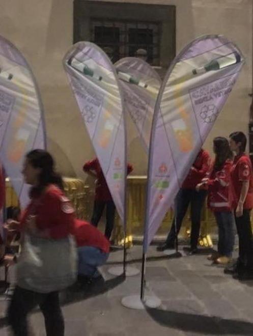 Sentinelle del decoro tolgono dalla piazza 1,5 tonnellata di vetro 