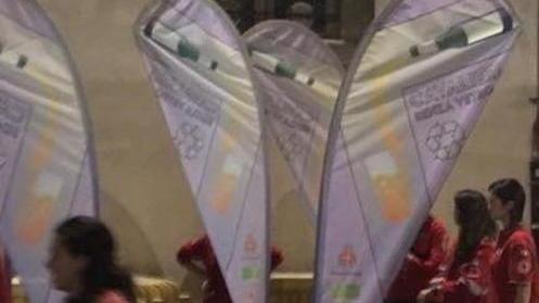 Sentinelle del decoro tolgono dalla piazza 1,5 tonnellata di vetro