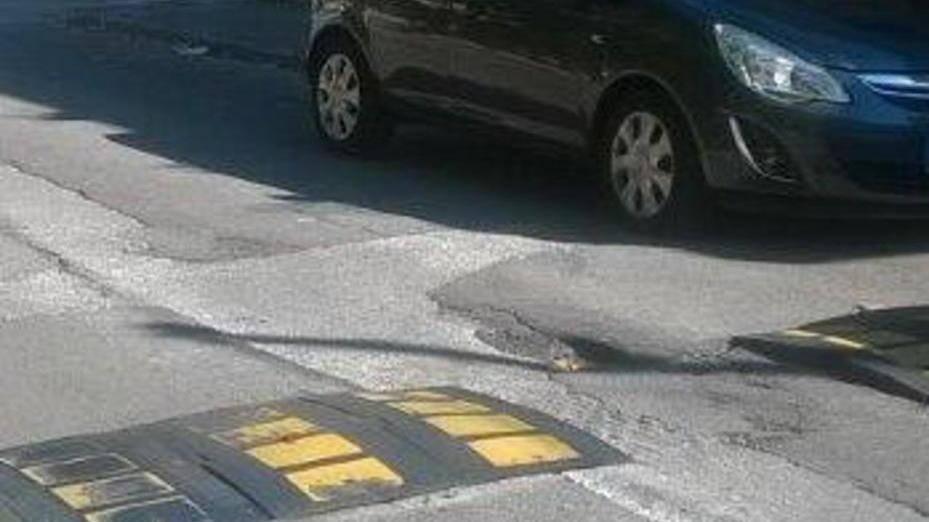 Vicino alle scuole strade sgretolate e con le buche