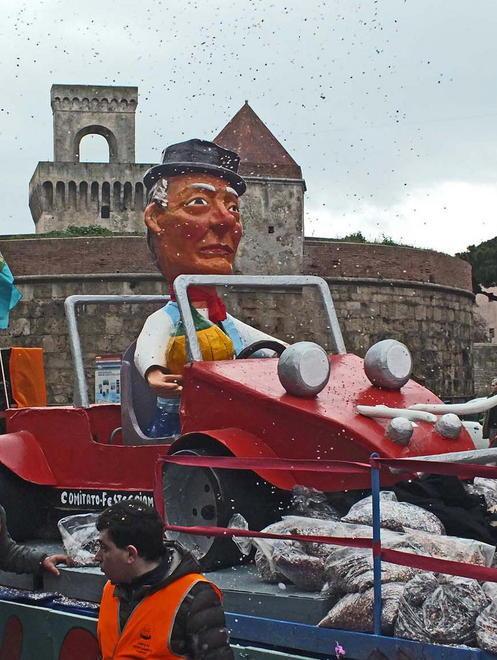 E Cicciolo finì bruciato dai vandali 
