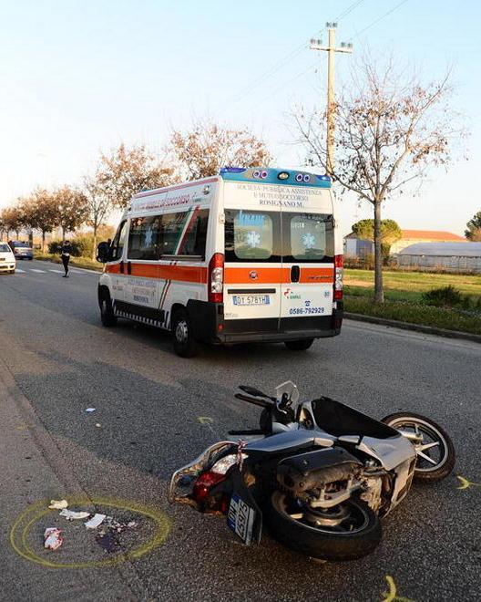 Scontro auto-moto, due feriti 