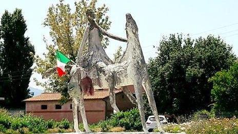 Povero Garibaldi a cavallo statua sporca e rovinata