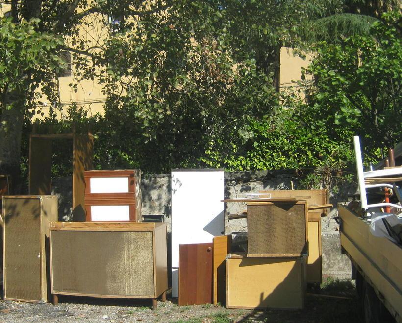In fiamme il furgone discarica 