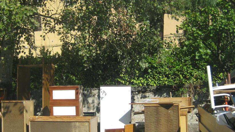In fiamme il furgone discarica