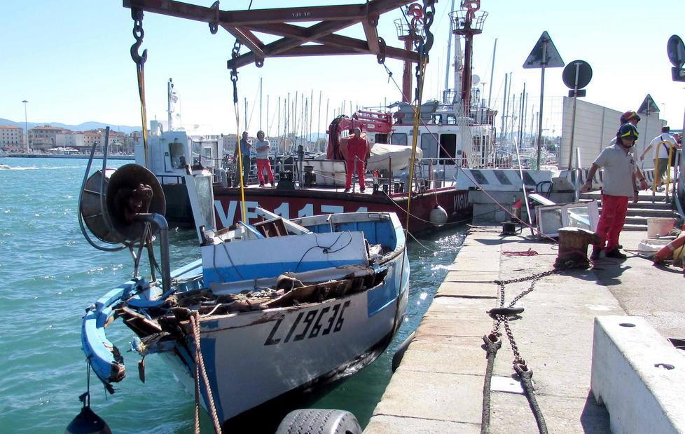 Traghetto travolge una barca da pesca, ferito un marinaio 