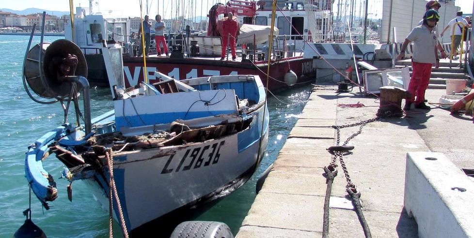 Traghetto travolge una barca, un ferito 