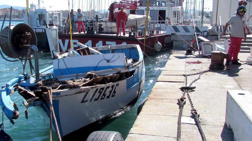 Traghetto travolge una barca, un ferito
