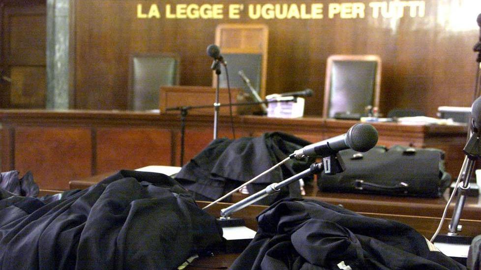 Finanziere furbetto pretendeva sconti nei negozi: stangato