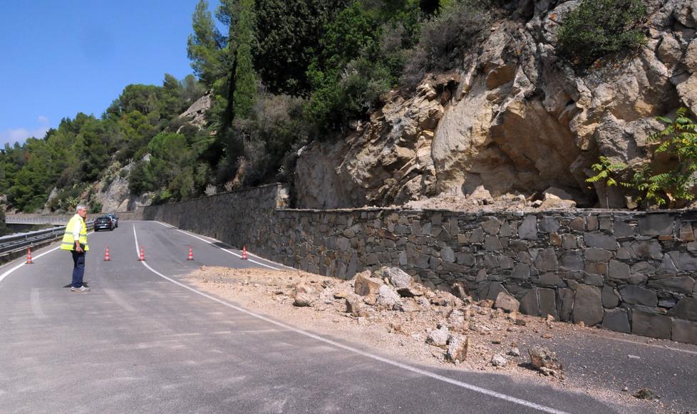 La vecchia statale 129 chiusa per una frana