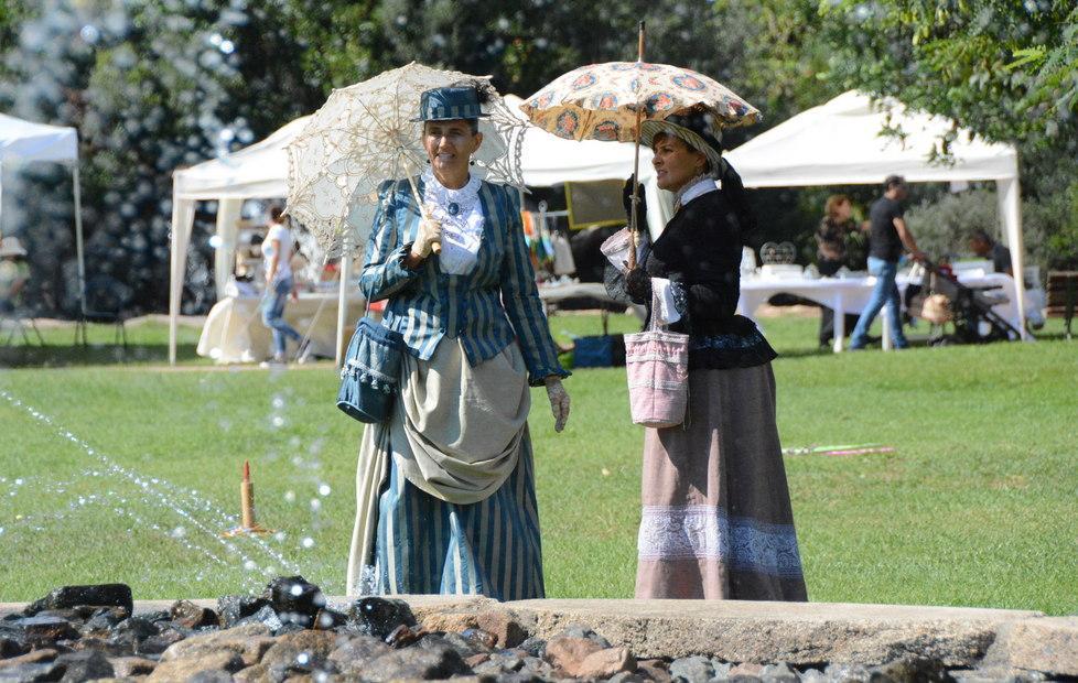 Passeggiata e picnic al parco con gli abiti in stile vittoriano 
