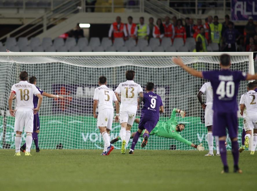 Rigore fatale alla Viola, il Milan si salva a Firenze 