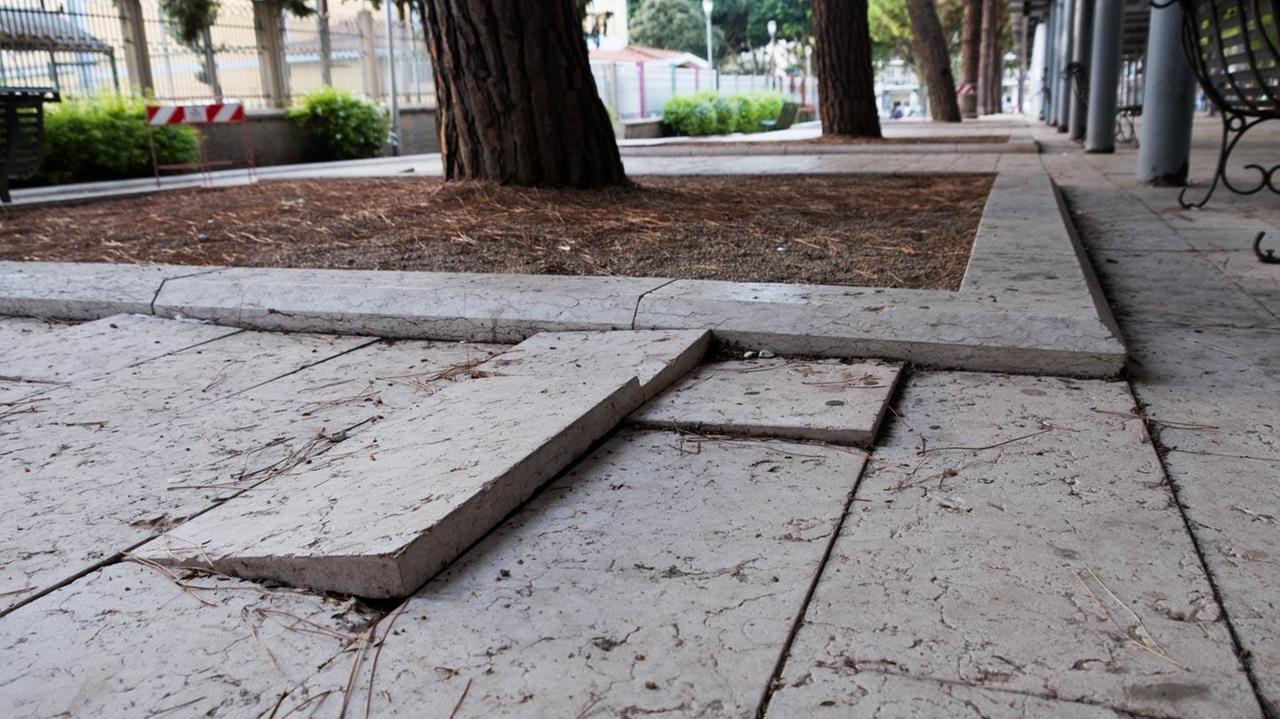 Pavimento sconnesso in piazza Giovanni XXIII (foto Mario Rosas)