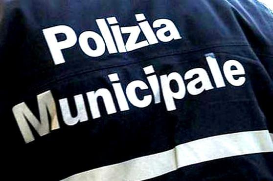 Scontro tra un'auto e una moto: un ferito