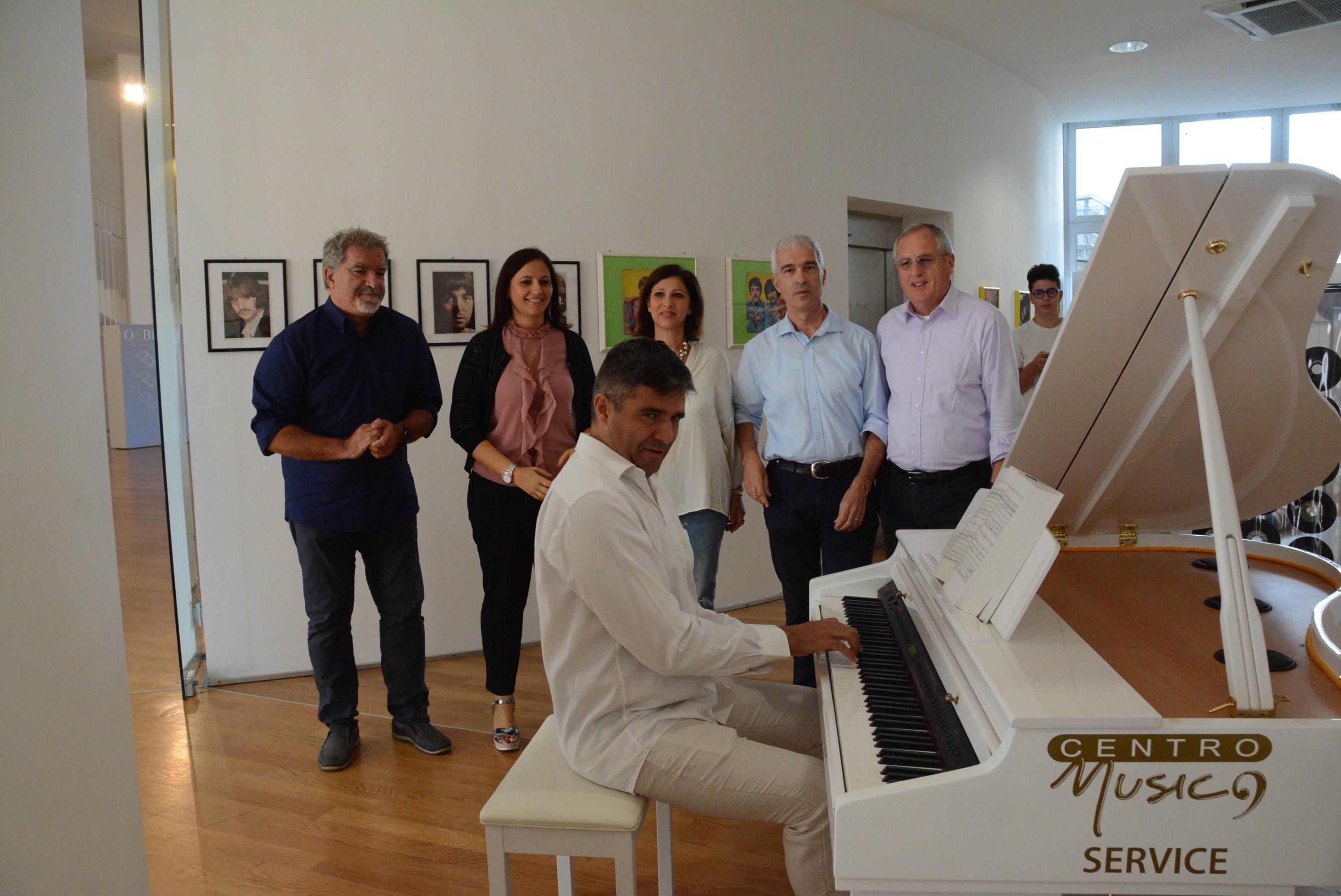 Il pianista-showman Roberto d’Olbia in concerto all’Archivio Mario Cervo 