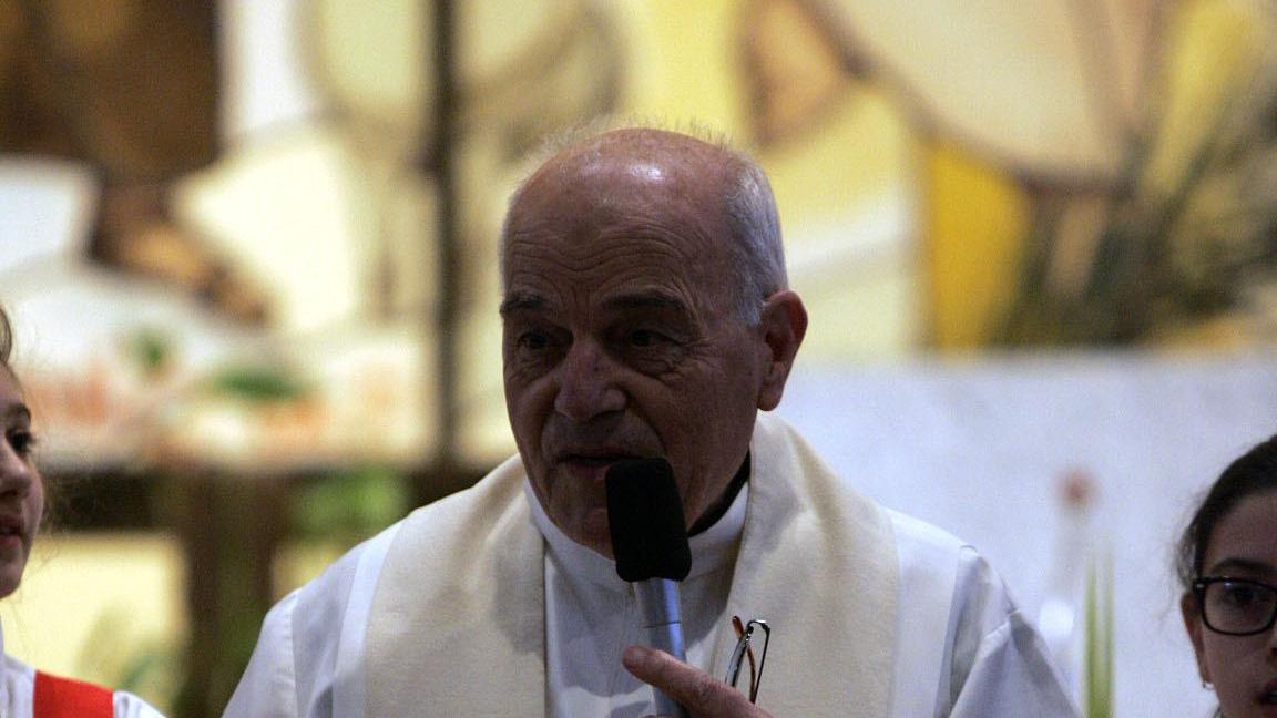 Don Francesco va in pensione, i fedeli salutano lo storico parroco di Arzachena
