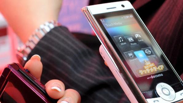 Truffe in agguato dietro i telefoni cellulari