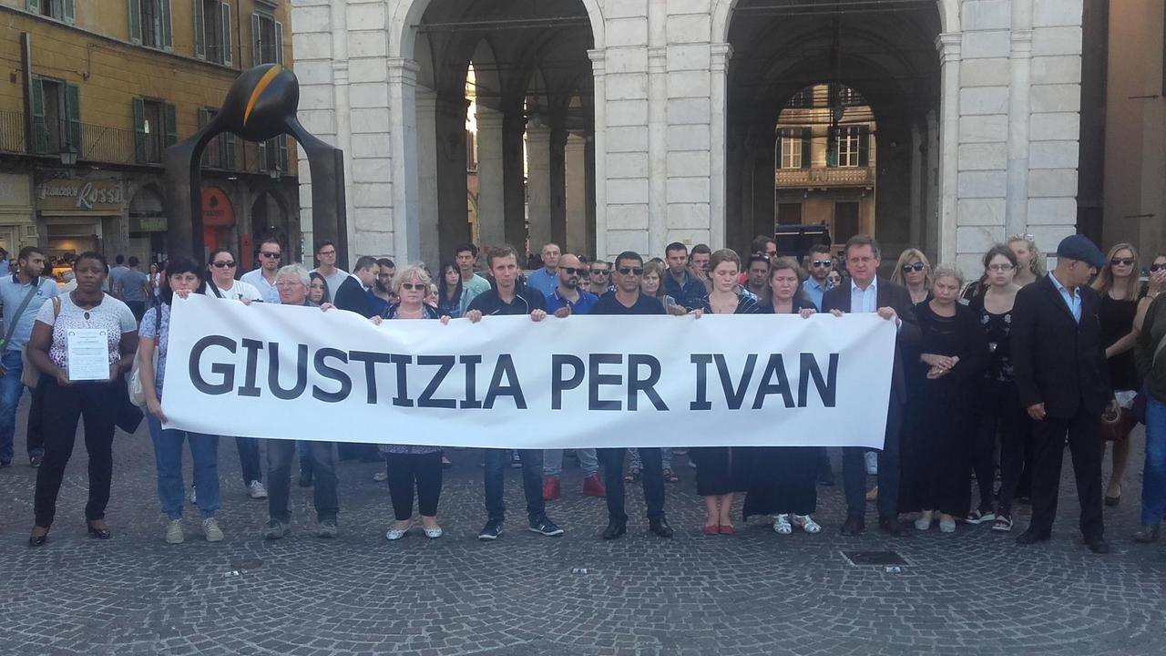 Lo striscione esposto durante la marcia in ricordo di Ivan. A destra il sindaco Filippeschi