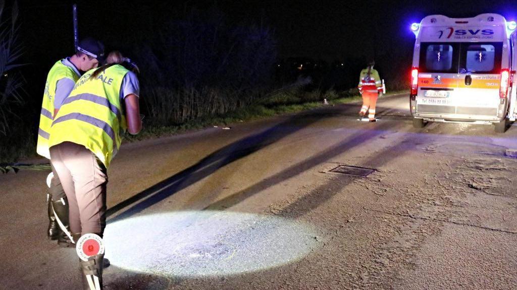 Cade dallo scooter per un cinghiale, un’auto lo uccide