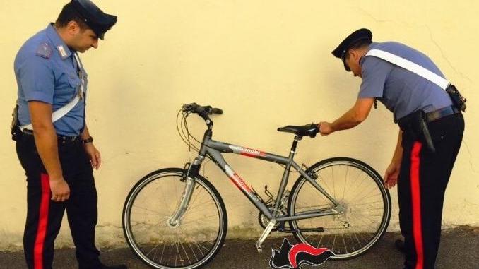 Sorpreso a rubare due biciclette: arrestato