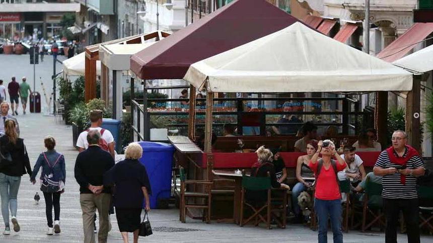 A Massa è lotta ai gazebo abusivi: ecco la nuova mappa dei dehors
