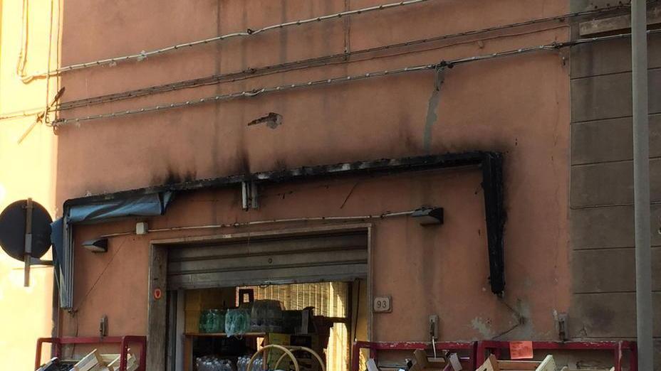Bruciato all’alba il tendone di un negozio