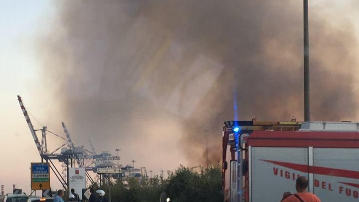 Il fumo e il traffico rallentato sul ponte per Tirrenia al Calambrone, postata sul gruppo facebook "Sei livornese se..."