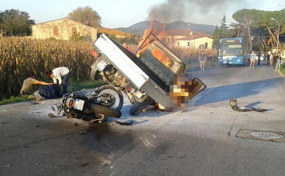 Muore carbonizzato nell’Ape in fiamme 